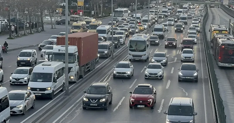 İstanbul trafiği iftara dakikalar kala kilitlendi! Harita kırmızı büründü