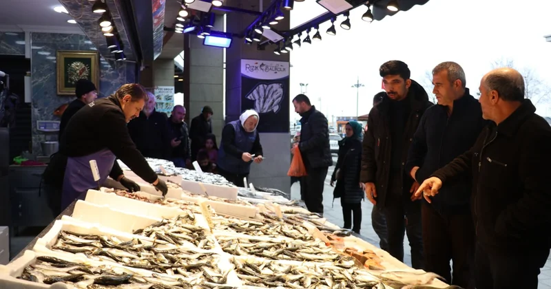 Hamsi, istavrit ya da mezgit değil: Ramazanda bu balığı almak için sıraya giriyorlar Sözcü Gazetesi