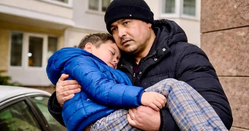 Saniyelerle yarış: Apartman görevlisi 7’nci kattan düşen çocuğu havada tuttu