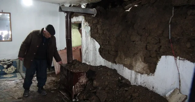 Yüksekova da yağışta evi yıkılan aileye destek Hakkari Haberleri