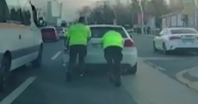 Ankara da yolda kalan aracın imdadına polisler yetişti VİDEO İZLE