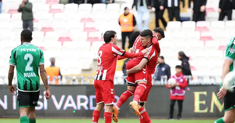 Sivasspor evinde Sakaryaspor u 4 golle geçti! Caner Erkin kırmızı kart gördü...