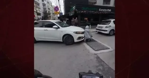 İzmir de belediye yine sınıfta kaldı! Logar kapağına takılan vatandaş az kalsın eziliyordu