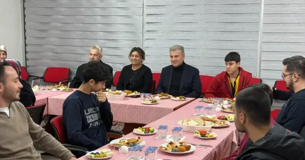 Balıkesir haberleri Milletvekili Canbey Sevgi Evleri’nde çocuklarla sahur yaptı 23 Şubat 2026