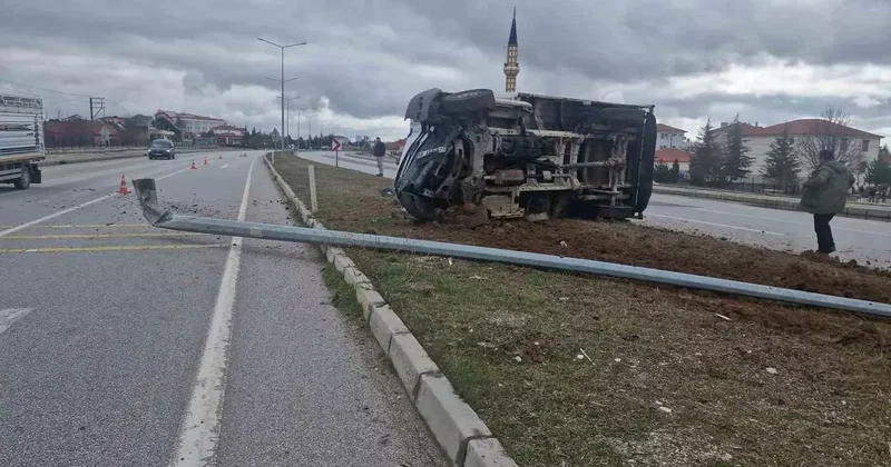 Çorum’da devrilen kamyonetteki 3 kişi küçük sıyrıklarla kurtuldu