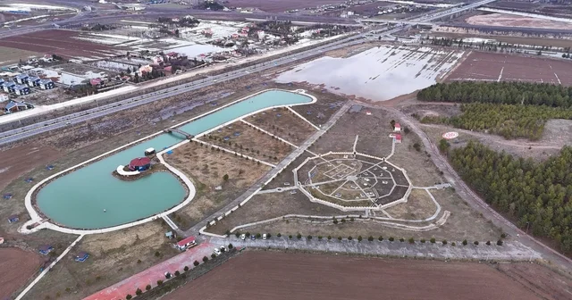 Sivas ta yağmur suları ikiz gölet oluşturdu Eriyen kar suları, yapay göletin yanına kardeş gölet oluşturdu Sivas Haberleri