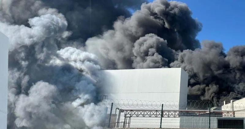 Oyuncak fabrikasında yangın: Gökyüzü simsiyah oldu