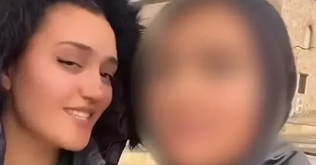 Erkek çocuğuna makyaj yapıp yanında dans ettiren anneye tepki yağdı VİDEO İZLE