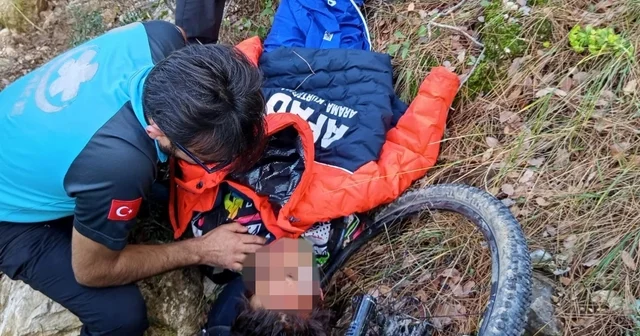 Bisiklet sürücüsü 10 metrelik şarampole yuvarlandı Şarampole uçarak yaralanan genci AFAD ekipleri kurtardı Antalya Haberleri