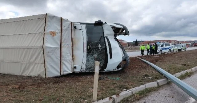 Büyükbaş yüklü kamyonet devrildi; 3 yaralı Çorum Haberleri