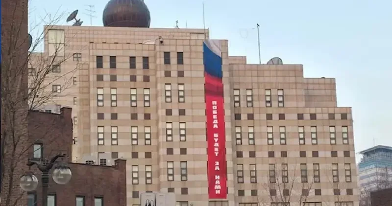 Rusya’nın Seul Büyükelçiliği’ne Zafer bizim olacak pankartı Asya Haberleri