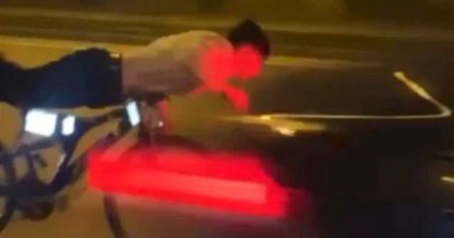 İpekyolu nda bisikletle tehlikeli hareketler ölüm getirdi Üzerine uzandığı bisikletle seyreden 18 yaşındaki genç, önündeki otomobile çarparak hayatını kaybetti Gaziantep Haberleri