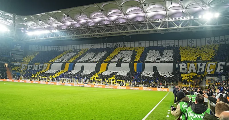 Sarı lacivertli taraftarlardan ‘İnan Fenerbahçe’ yazılı koreografi