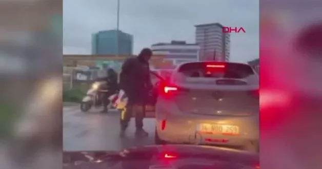 Pendik te tartıştığı sürücüyü kolundan tutup otomobilden indirmeye çalıştı