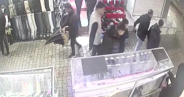 Fiyat sorma bahanesiyle girdi cep telefonu çaldı: Hoşuma gitti savunması yaptı Adana Haberleri