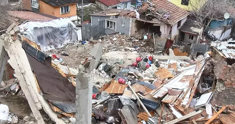 Fatih’te 2 binanın çökmesinin ardından hasar tespit çalışması başlatıldı