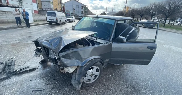 Karaman da güvenlik kamerasına yansıyan kazada 2 kişi yaralandı Karaman Haberleri