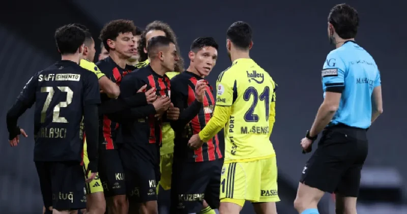 Fenerbahçe yi 2 golle yendikleri maçta olanlara isyan etti: İsim isim saydı