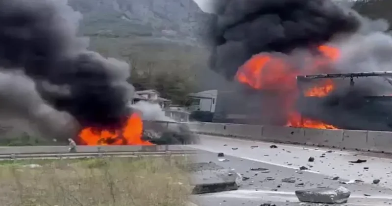 2 TIR ile 1 otomobil çarpıştı! Feci kazada ortalık yangın yerine döndü