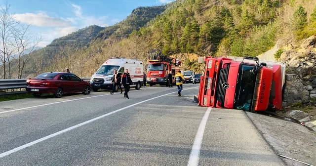 Artvin den devrilen TIR ın şoförü yaralandı Artvin Haberleri