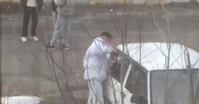 Tornavida ile otomobilin kapısını zorlayan gençler kameraya yakalandı Erzurum Haberleri