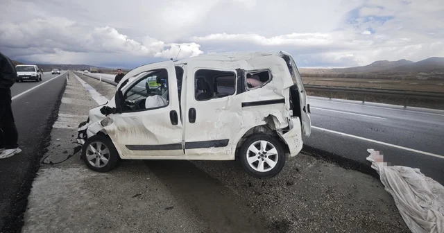 Emniyet kemerini takmayan sürücü araçtan fırladı Sivas ta hafif ticari araç sürücüsü kamyonla kafa kafaya çarpıştı: 1 yaralı Sivas Haberleri