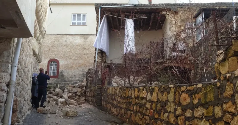 Gercüş te sağanak yağışlara dayanamayan ev çöktü