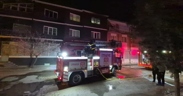 Eskişehir de gece yangın paniği: 1 i bebek 3 yaralı İçi neredeyse tamamen yanan daire kullanılamayacak duruma geldi Eskişehir Haberleri