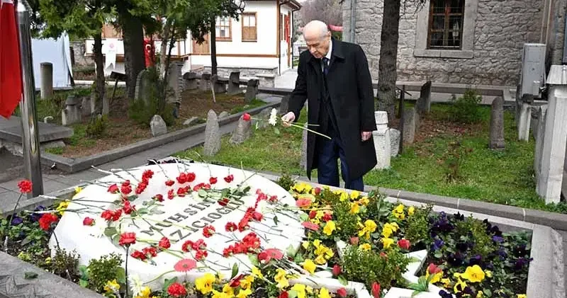 Bahçeli, Muhsin Yazıcıoğlu nun kabrini ziyaret etti