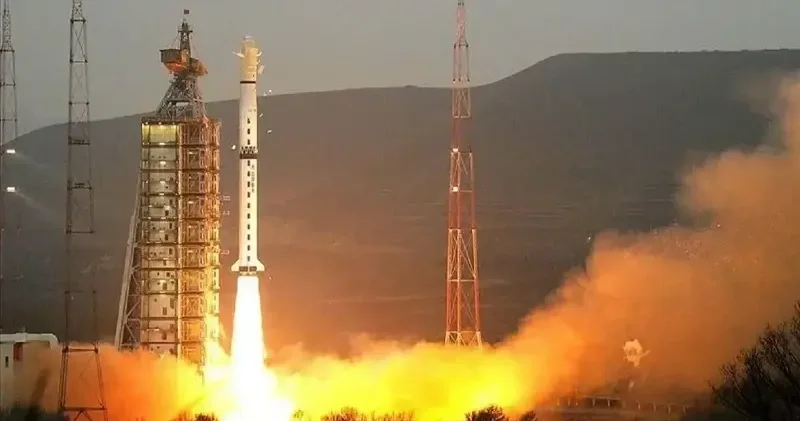 Çin Cielong 3 roketiyle denizden 10 uydu fırlattı Asya Haberleri