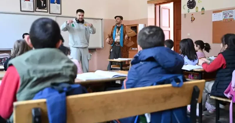 Okulda çat kapı tiyatro: Öğrencilere tasarruf ve milli teknoloji hamlesi anlatılıyor
