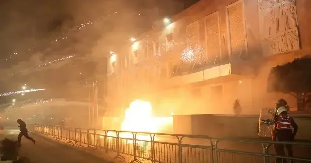 Arnavutluk’ta hükümet karşıtı protestolar şiddetlendi: Başbakanlık konutuna havai fişek ve molotof kokteylleriyle saldırdılar VİDEO İZLE