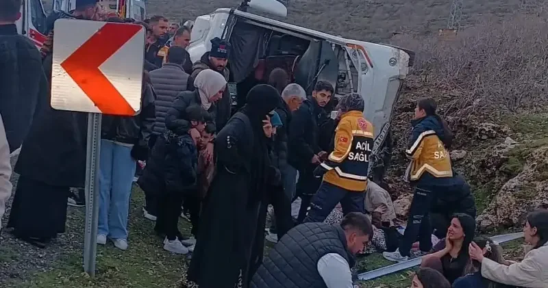 Mardin haberleri: Midyat taki kazada yolcu midibüsü devrildi Mardin Haberleri