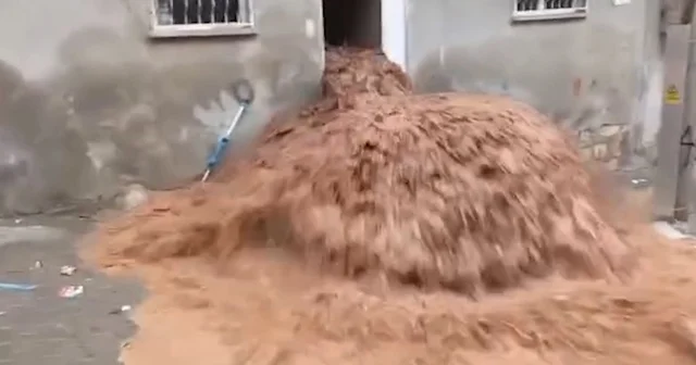 Şanlıurfa da selin vurduğu evdeki kiracı: Çocuklarımızı güçlükle çıkardık Şanlıurfa Haberleri