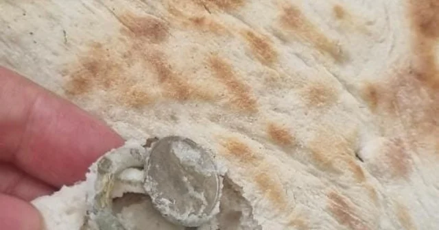 Ekmeğin içerisinden bozuk para halkası çıktı Elazığ Haberleri