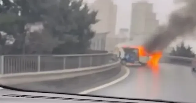 Avcılar da seyir halindeki araçta yangın çıktı VİDEO İZLE