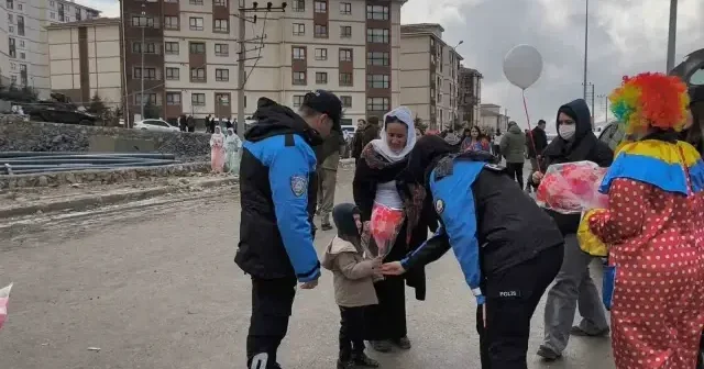 Şırnak ta polis Nevruz etkinliklerine katılan çocuklara pamuk şeker ve balon dağıttı VİDEO İZLE