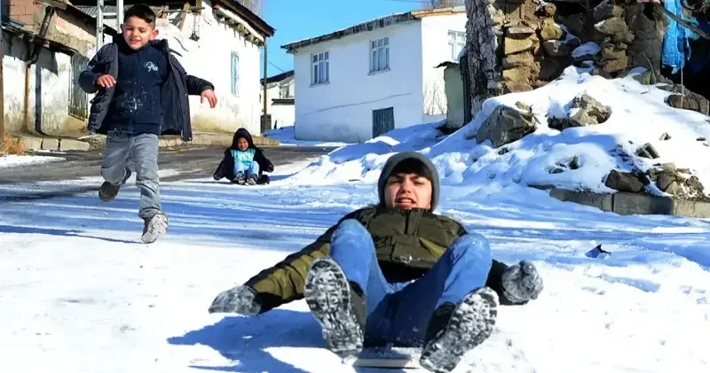 Yoğun kar yağışı sebebiyle Hakkari de okullar tatil edildi Hakkâri Haberleri
