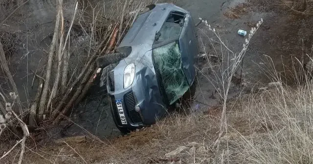 Bayburt ta kontrolden çıkan otomobil dereye uçtu VİDEO İZLE