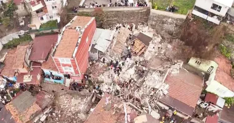Fatih’te 2 bina çöktü: 1 can kaybı, 10 yaralı! Mahalleli dehşeti anlattı: ‘Bomba patladı sandık’