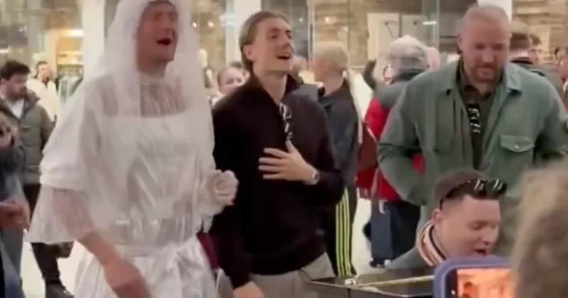 Beşiktaş ın eski oyuncusu gelinlikle şarkı söyledi Sözcü Gazetesi