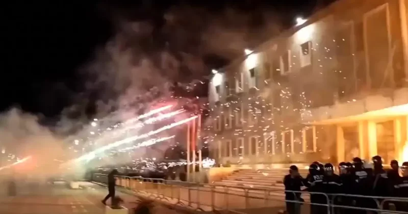 Ülke yanıyor! Protestocuların hedef aldığı yer başbakanın konutu