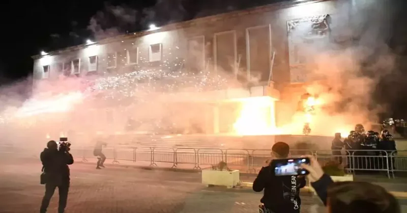 Avrupa da kriz! Öfkeli kalabalık Başbakanlığı ateşe verdi