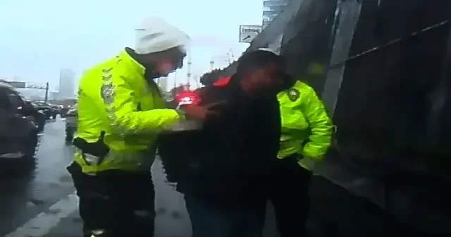 Direksiyon başında nefessiz kaldı: Boğazına şeker kaçan sürücüyü polis kurtardı VİDEO İZLE