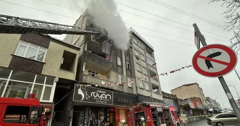 İstanbul da yangın paniği: Sekiz vatandaş mahsur kaldı İstanbul Haberleri