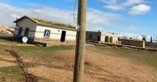 Harran’da pes dedirten kaçak yöntemi: Elektrik direğinin içini oyup hat çektiler VİDEO İZLE