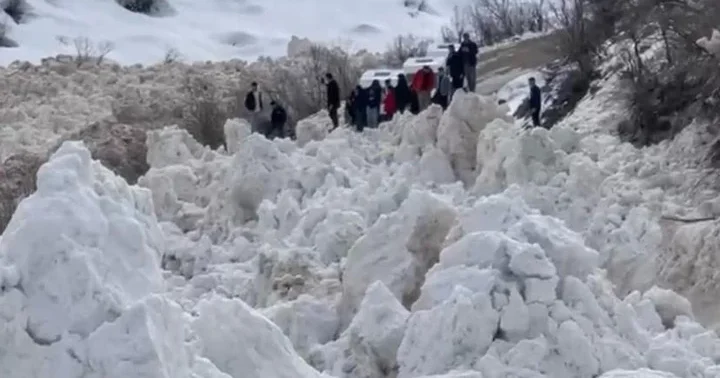 Köy yoluna çığ düştü, facianın eşiğinden dönüldü... Öğrenci servisi son anda kurtuldu