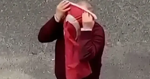 Yerde buldu öperek yerine astı: Türk bayrağına gösterdiği saygı izleyenleri duygulandırdı VİDEO İZLE