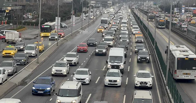 Tatil bitti çile başladı! İstanbullular güne trafikle uyandı