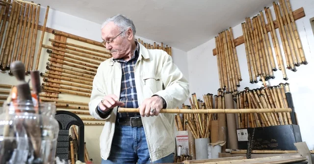 80 yaşında Çukurova kamışlarını sanata dönüştürüyor Çukurova nın kamışını neye dönüştüren 80 lik usta Adana Haberleri